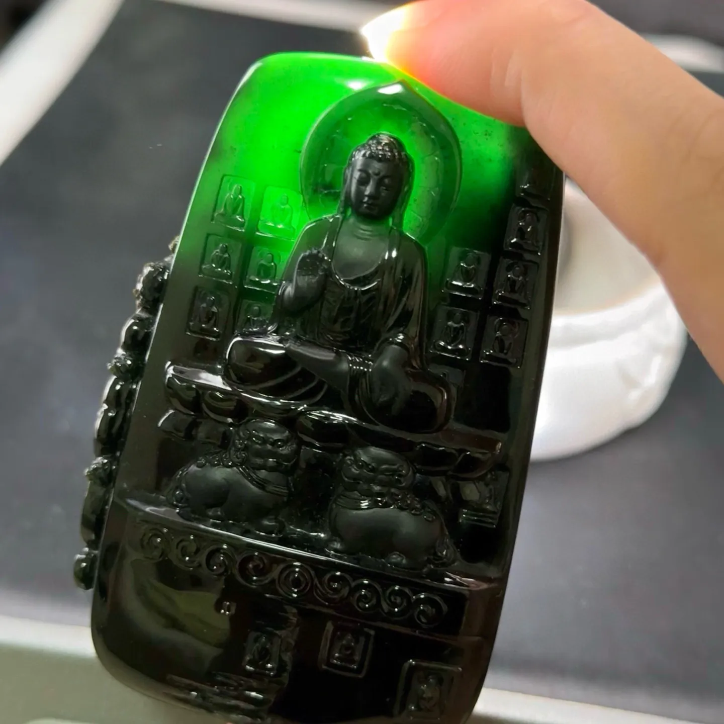 墨翠 万佛朝宗 种好色正 黑度极好 打灯通透 厚桩大气
