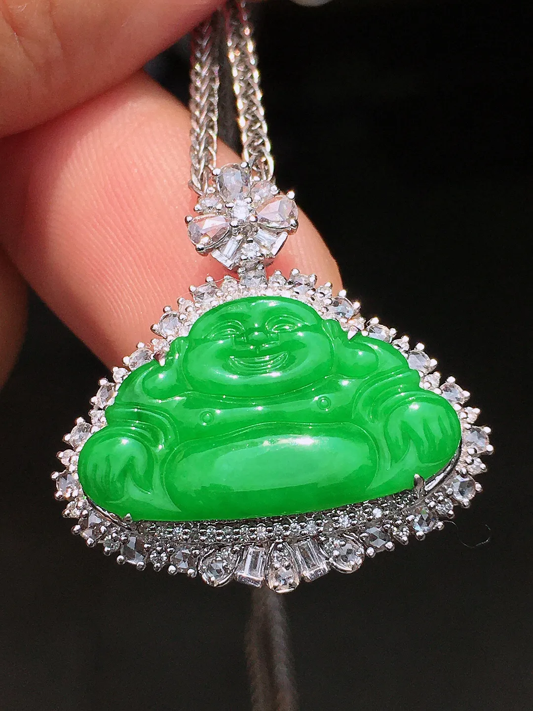 阳绿佛公吊坠，色泽均匀艳丽，玉质细腻，荧光感超
强，饱满水润，气质满满。18k
金豪华镶嵌