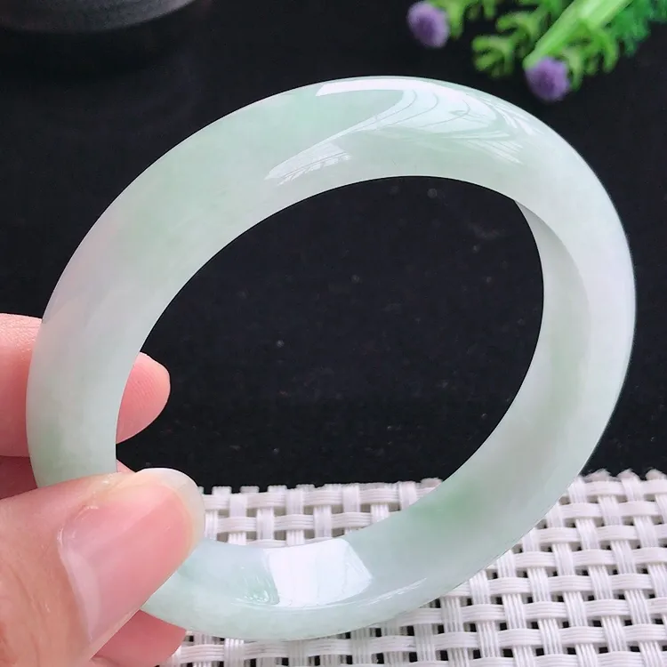 自然光58圈口老坑秀气冰润淡绿色宽边手镯翡翠玉镯尺寸58/13.2/8.6