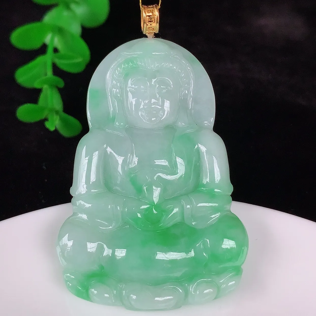 自然光实拍，18K金镶嵌冰糯种飘绿翡翠观音吊坠，赐福翡翠观音，翠色迷人，观音面相端庄，佩戴时尚出众！