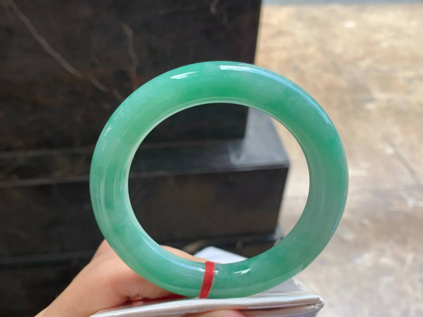 59-11.7

浓绿色圆条手镯^_^颜色鲜艳 玉质温润