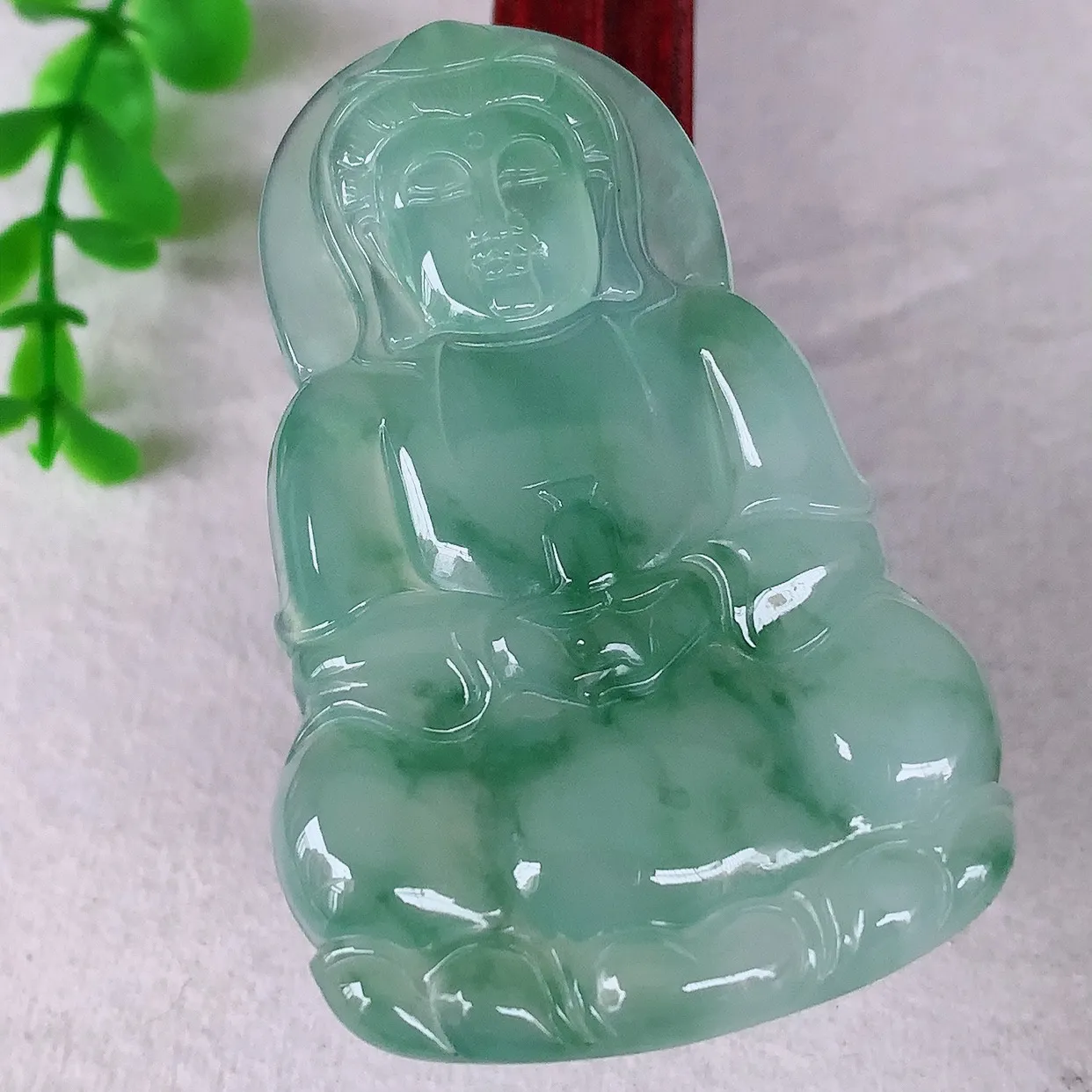 自然光实拍，大件冰种飘花翡翠观音吊坠，赐福翡翠观音，翠色迷人，观音面相端庄，佩戴时尚出众！#68.6