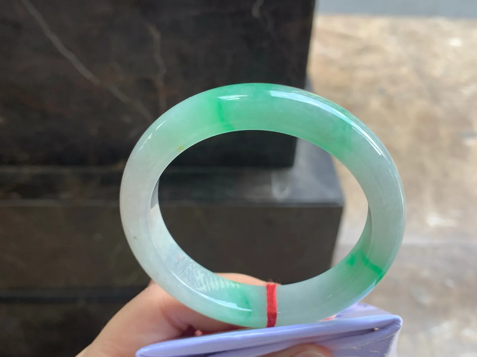 57.5-13-9

飘绿手镯^_^色阳 玉质温润 细腻