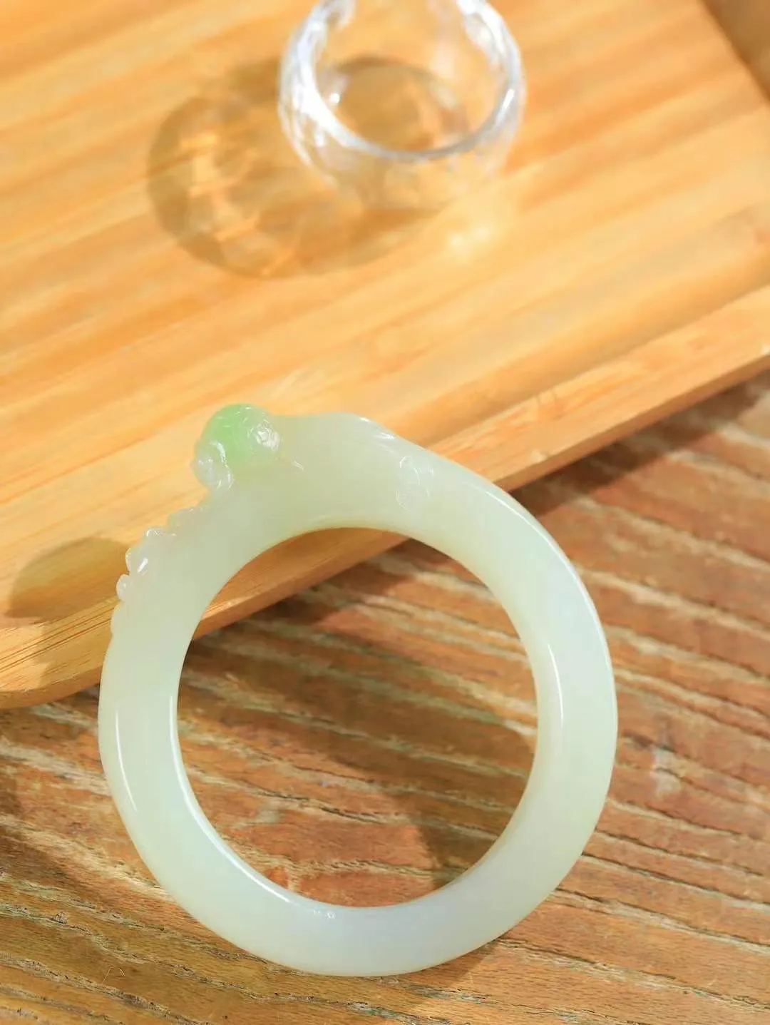 【连年有余.手镯】

精品️和田玉翠青连年有余手镯 玉质温润细腻 油性十足 精雕鱼儿，鱼鳞精致美观，祥和清灵之气，飘逸灵动之态。佩于腕间清爽迷人，寓意吉祥美好，连年有余.生活富足 重84.5克 尺寸56.5-12.8-11mm 7950752A