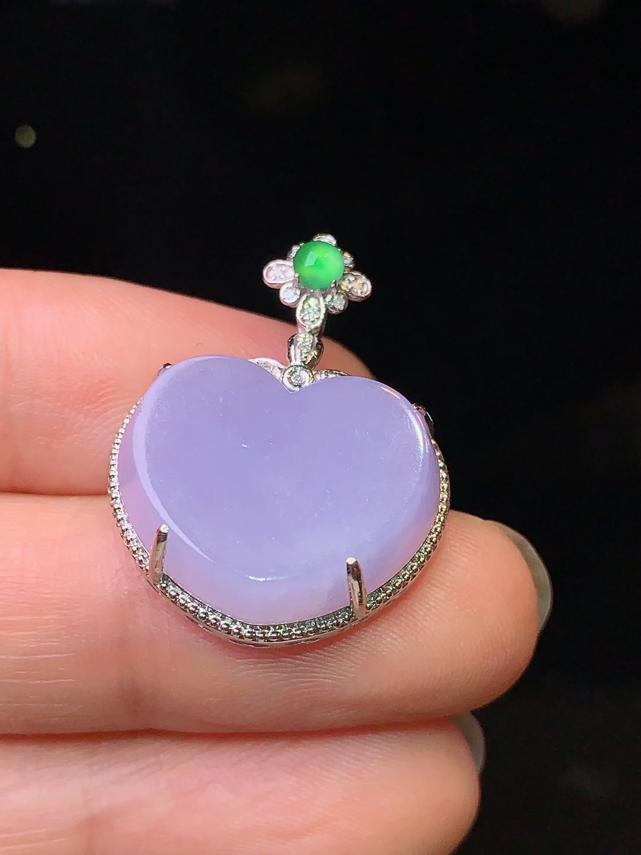 18k金钻镶嵌紫罗兰心形吊坠 玉质细腻 色泽清新艳丽 整体尺寸26.5*20.2*7.3