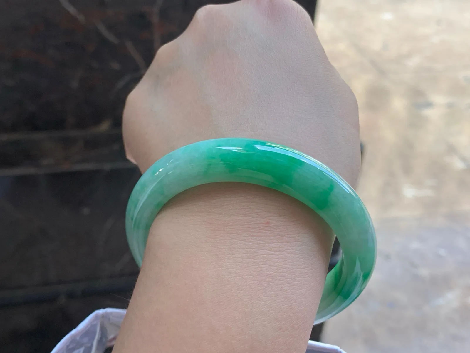 56.5-12.7-9.2

阳绿色手镯^_^色阳 玉质温润 清新细腻