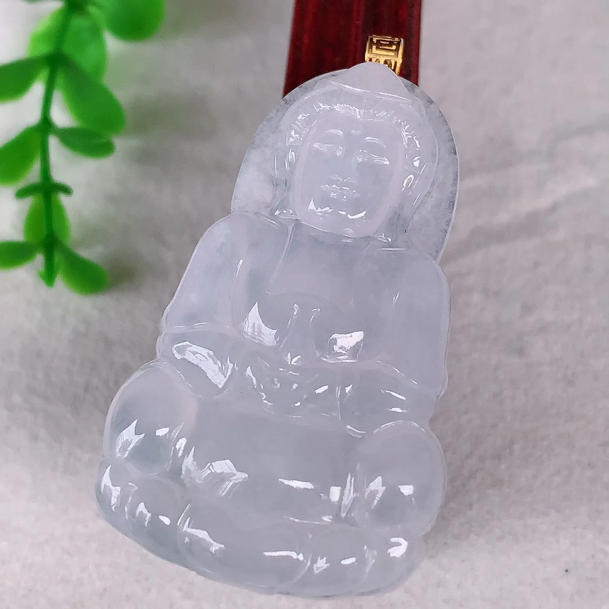 自然光实拍，18K金镶嵌冰种翡翠观音吊坠，赐福翡翠观音，翠色迷人，观音面相端庄，佩戴时尚出众！#1.6整体56*裸石49.6*30*6