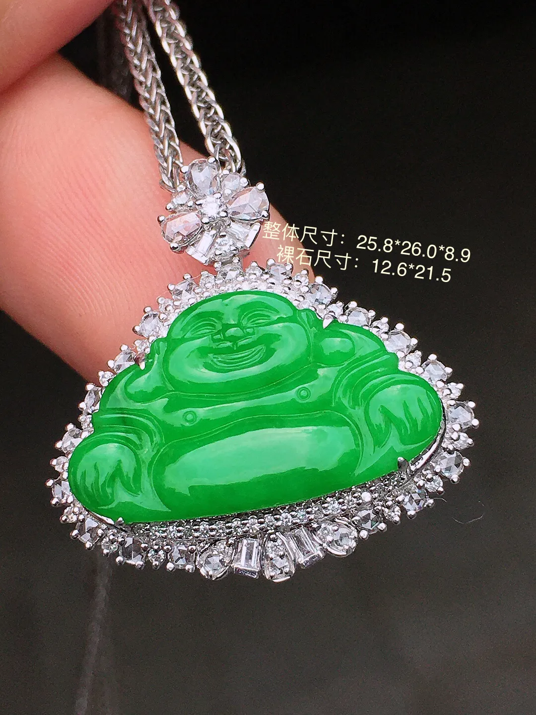 阳绿佛公吊坠，色泽均匀艳丽，玉质细腻，荧光感超
强，饱满水润，气质满满。18k
金豪华镶嵌