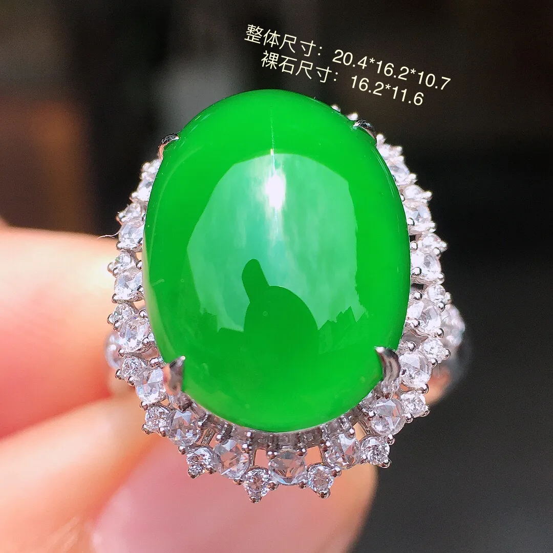 阳绿蛋面戒指，色泽均匀艳丽，玉质细腻，荧光感超
强，饱满水润，气质满满。18k
金豪华镶嵌