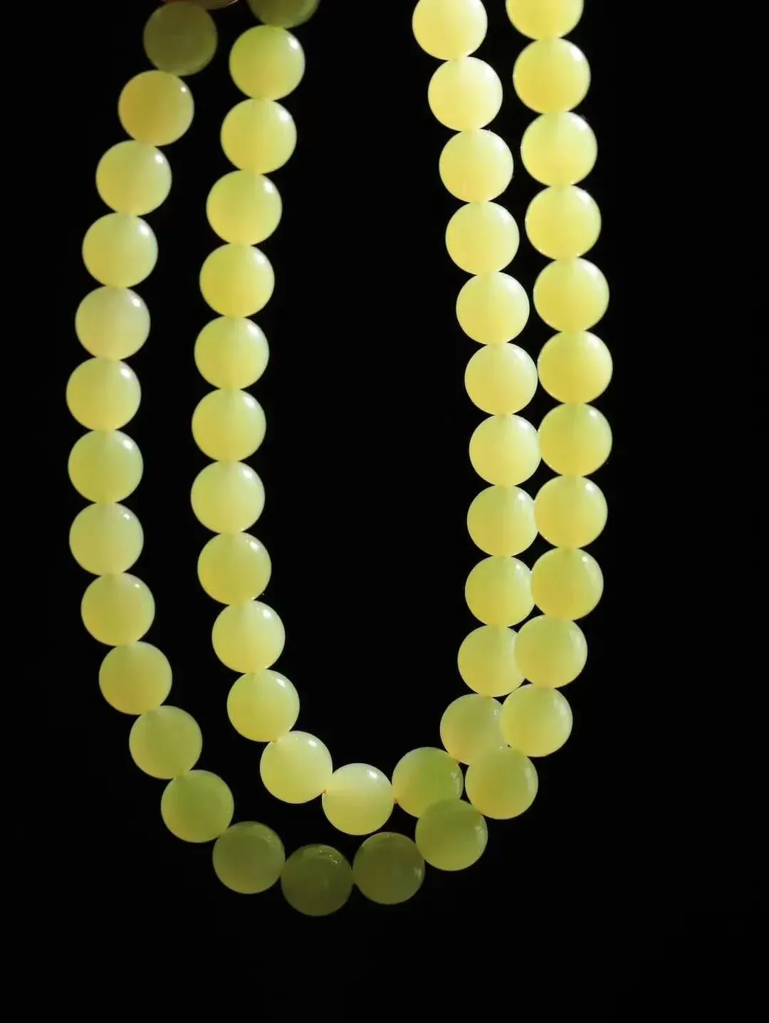 【珠圆玉润.项链】

精品️和田玉黄口珠圆玉润项链 玉质温润细腻  整串打磨圆润，佩戴舒适。珠珠落玉盘，间关莺语花底滑，一生美好时光，无论身在何处，都有它相伴相守。事事顺遂，幸福美满，吉祥如意。重50克 尺寸取一7.9mm  7950778A