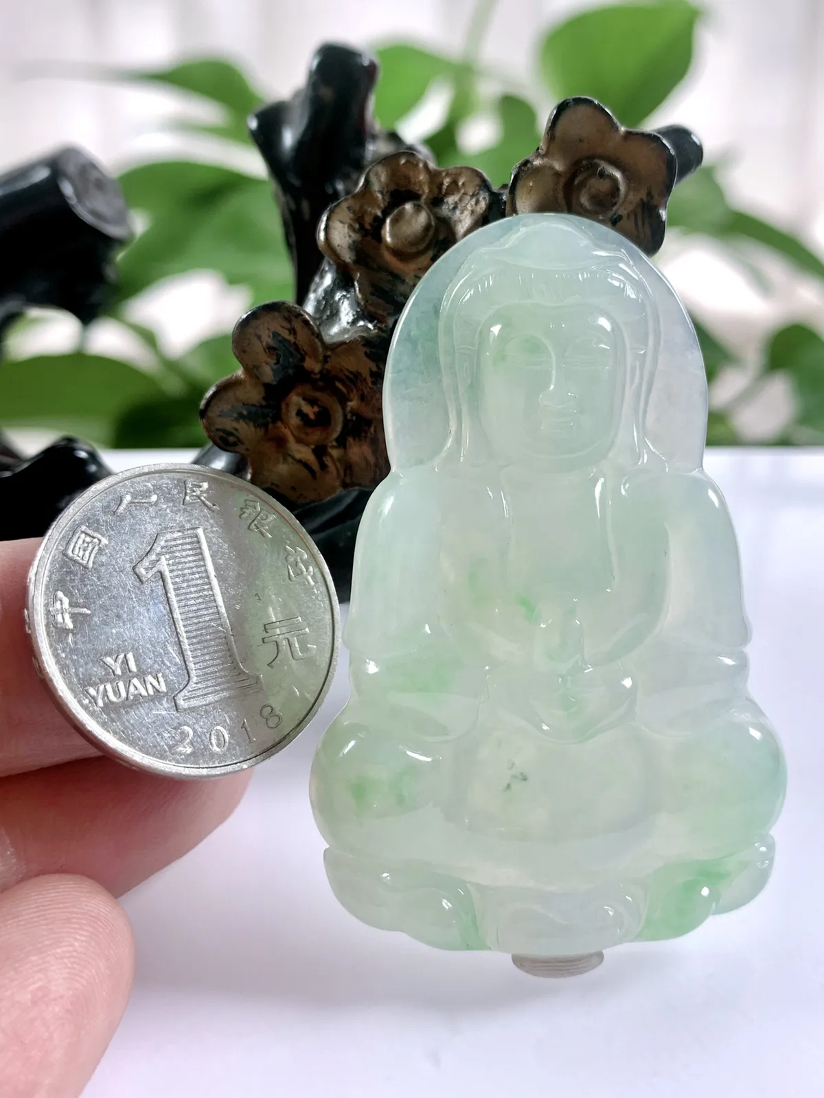 缅甸天然翡翠A货，冰种起胶飘绿正装观音吊坠挂件，尺寸：58/37.8/6.2mm重量：22.15g。