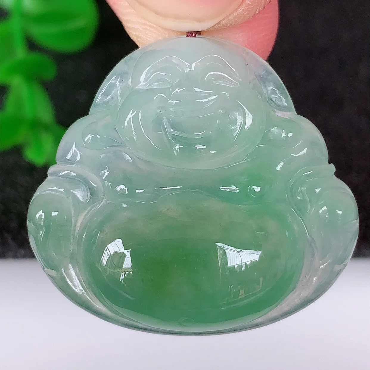 自然光实拍，冰润冰种飘绿翡翠佛公吊坠，饱满， 佛公亦保平安，寓意有福（佛公）相伴，配戴优雅迷人！#57.6