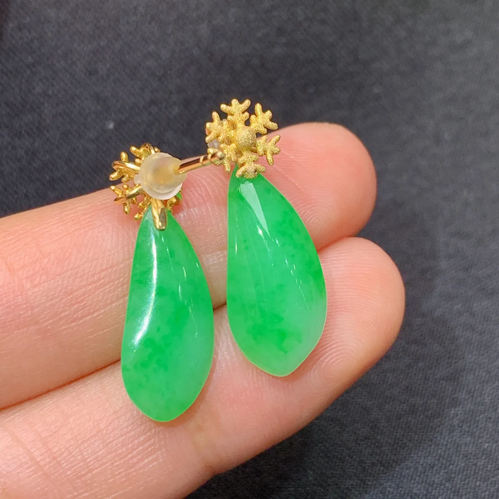 果绿福瓜耳坠，18k金镶嵌，简约时尚，冰润色阳，种水足 尺寸17.2*8*4.6