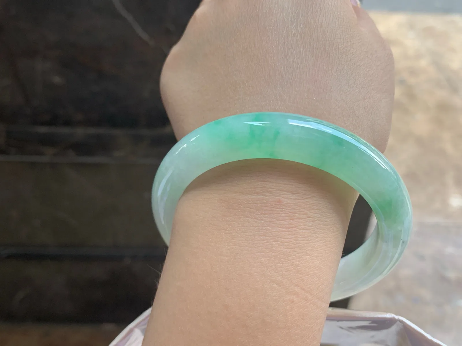 61-12.8-10.5

冰飘绿手镯^_^大圈 色阳 水润亮眼