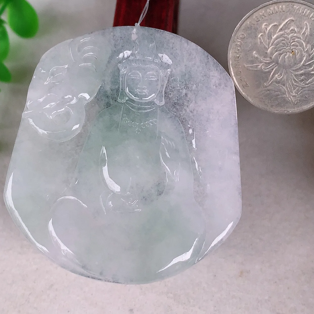 自然光实拍，冰种飘绿翡翠普贤菩萨观音吊坠，赐福翡翠观音，翠色迷人，观音面相端庄，佩戴时尚出众！#49.6