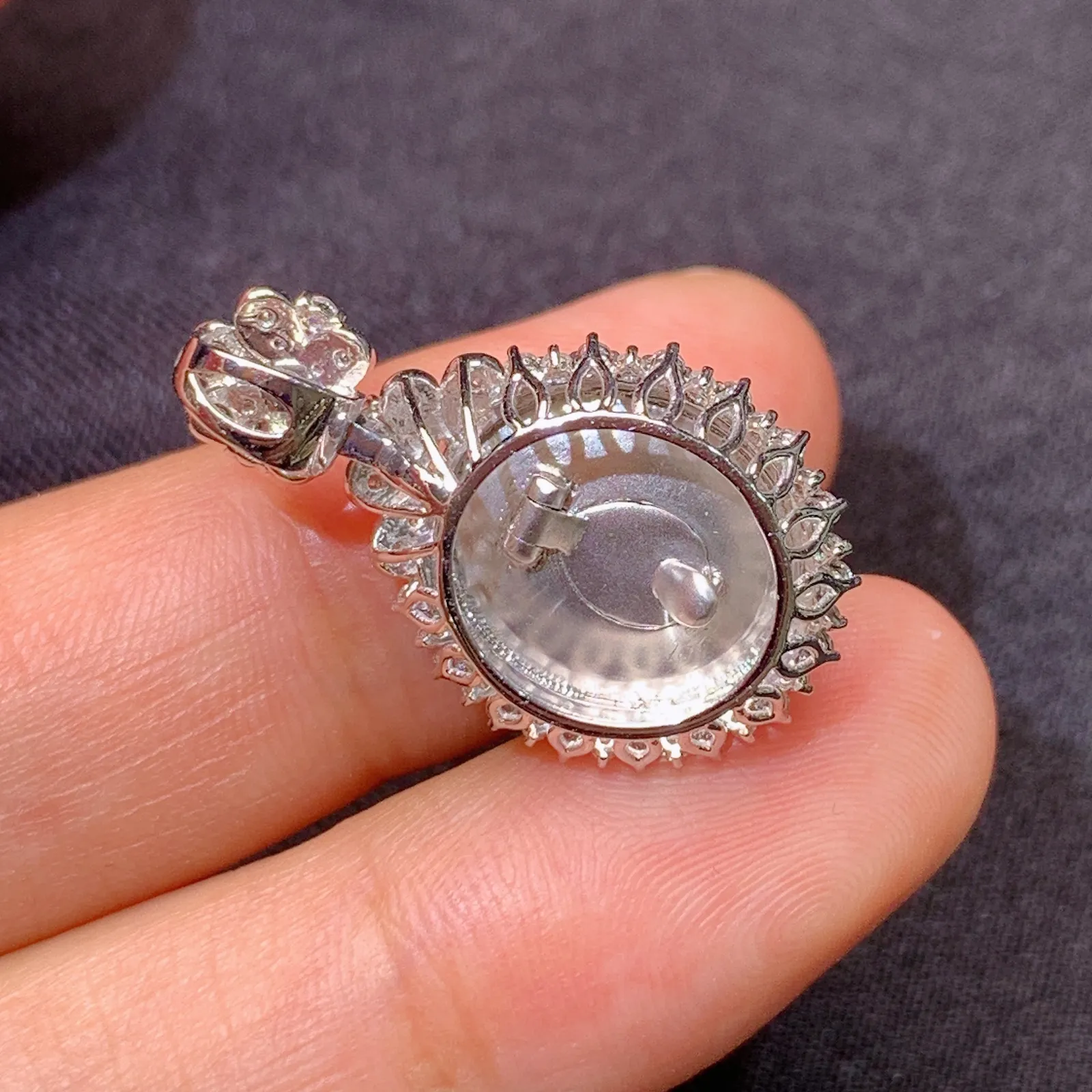 阳绿蛋面吊坠，18k金镶嵌，色泽鲜阳，冰润细腻，种水足 尺寸24.7*14.9*10