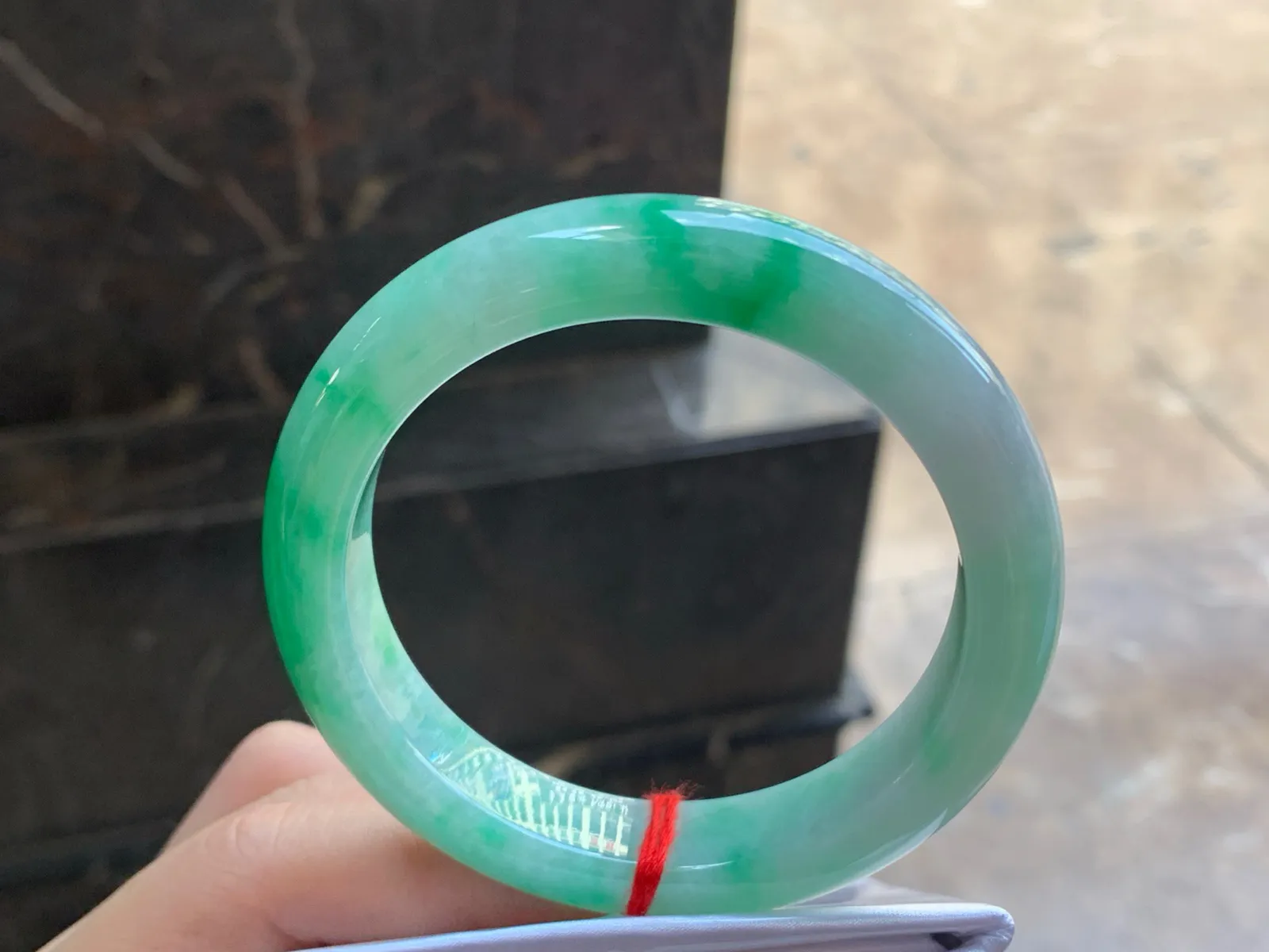 56.5-12.7-9.2

阳绿色手镯^_^色阳 玉质温润 清新细腻