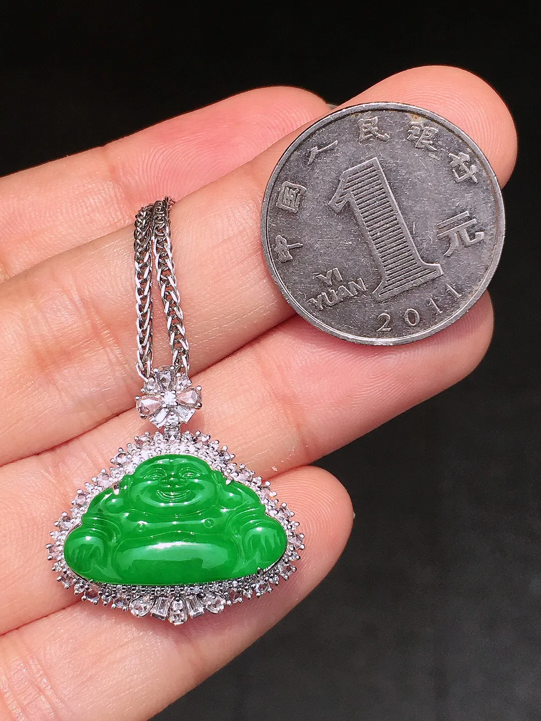 阳绿佛公吊坠，色泽均匀艳丽，玉质细腻，荧光感超
强，饱满水润，气质满满。18k
金豪华镶嵌