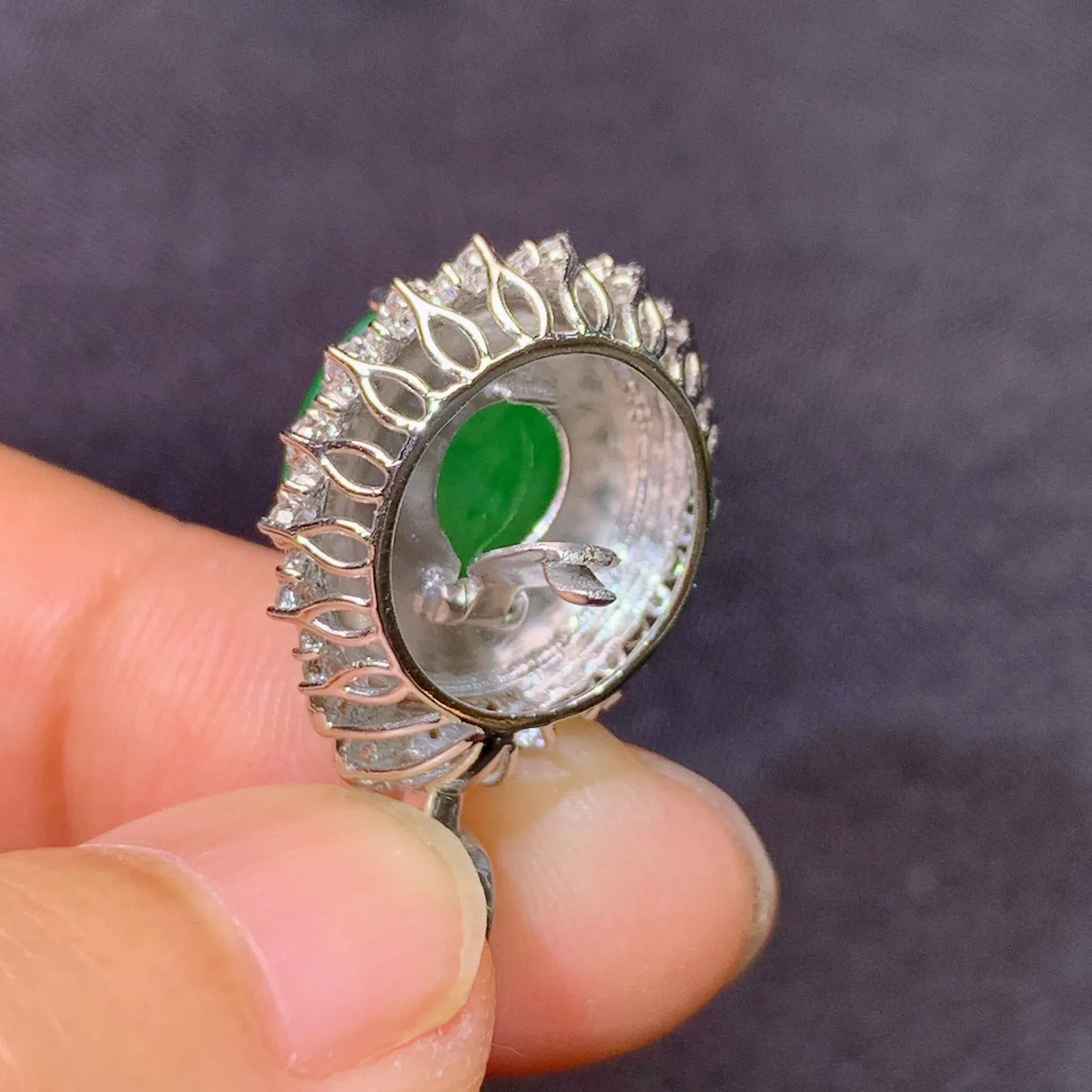 阳绿蛋面吊坠，18k金镶嵌，色泽鲜阳，冰润细腻，种水足 尺寸24.7*14.9*10