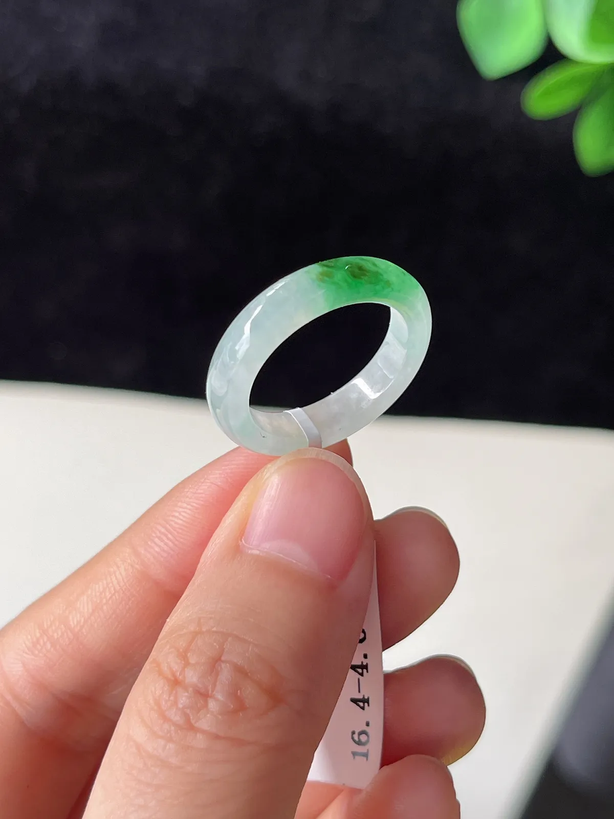 翡翠冰糯飘绿戒指