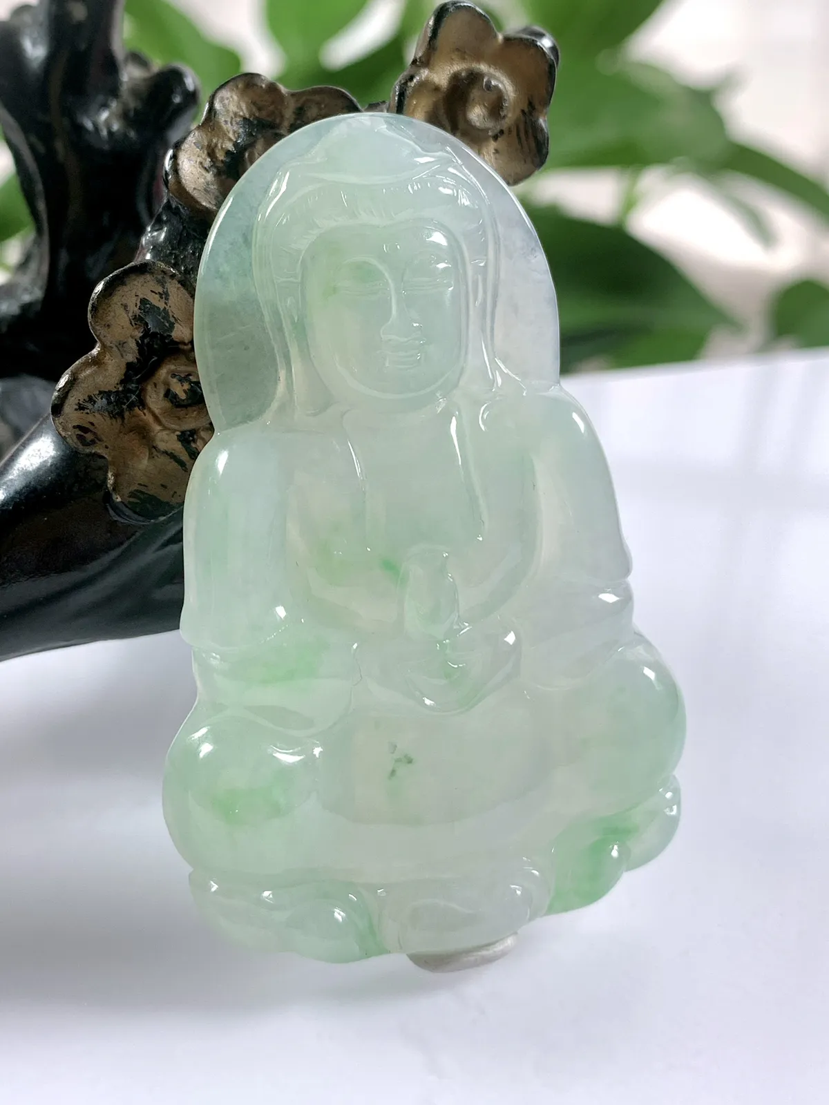 缅甸天然翡翠A货，冰种起胶飘绿正装观音吊坠挂件，尺寸：58/37.8/6.2mm重量：22.15g。