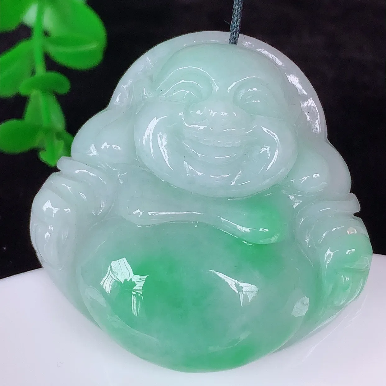 自然光实拍，大件厚装冰润冰糯种飘绿翡翠佛公吊坠，饱满， 佛公亦保平安，寓意有福（佛公）相伴，配戴优雅迷人！#57.6