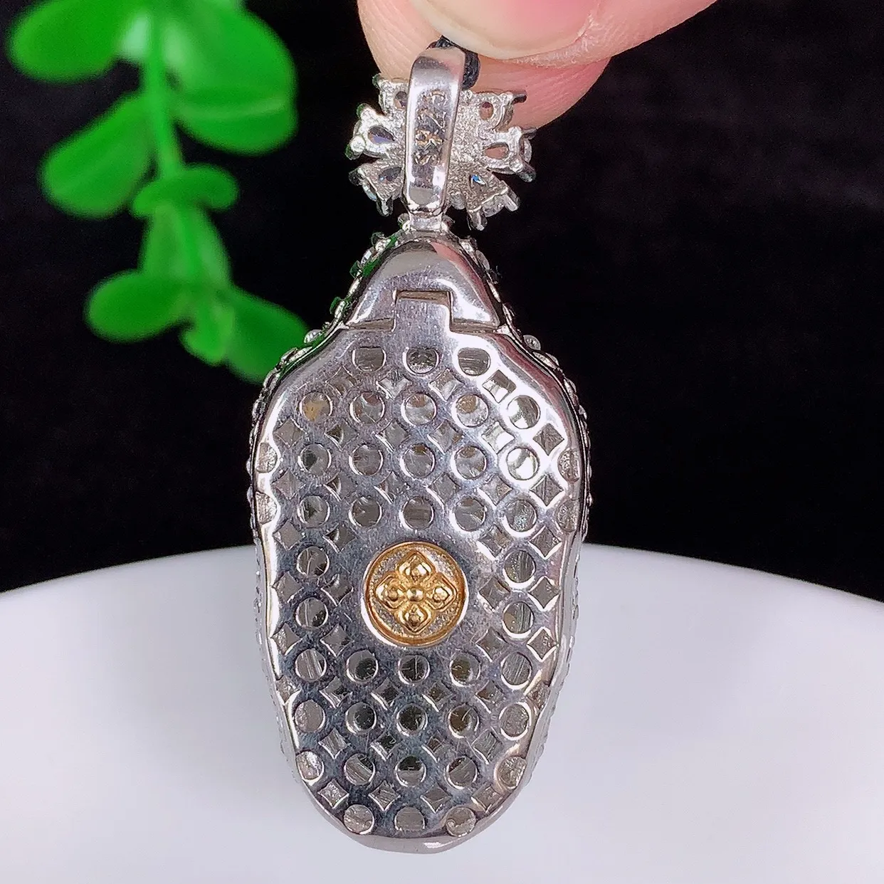 自然光实拍，冰透满绿翡翠925银镶嵌叶子吊坠，自然光实拍，翠色灵动，颜色漂亮，种老水足，品相佳，佩戴佳品！#97.6整体39.5*16.8*7裸石24*13