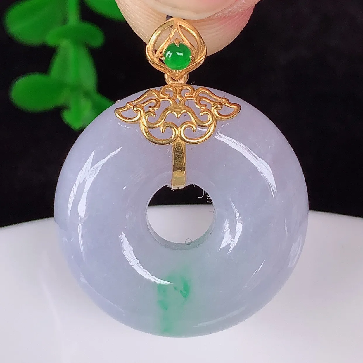 自然光实拍，18K金镶嵌水润冰糯种紫底飘花翡翠平安扣吊坠，翡翠平安扣，冰润光泽，寓意平平安安，平安扣