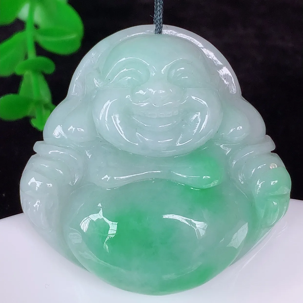 自然光实拍，大件厚装冰润冰糯种飘绿翡翠佛公吊坠，饱满， 佛公亦保平安，寓意有福（佛公）相伴，配戴优雅迷人！#57.6