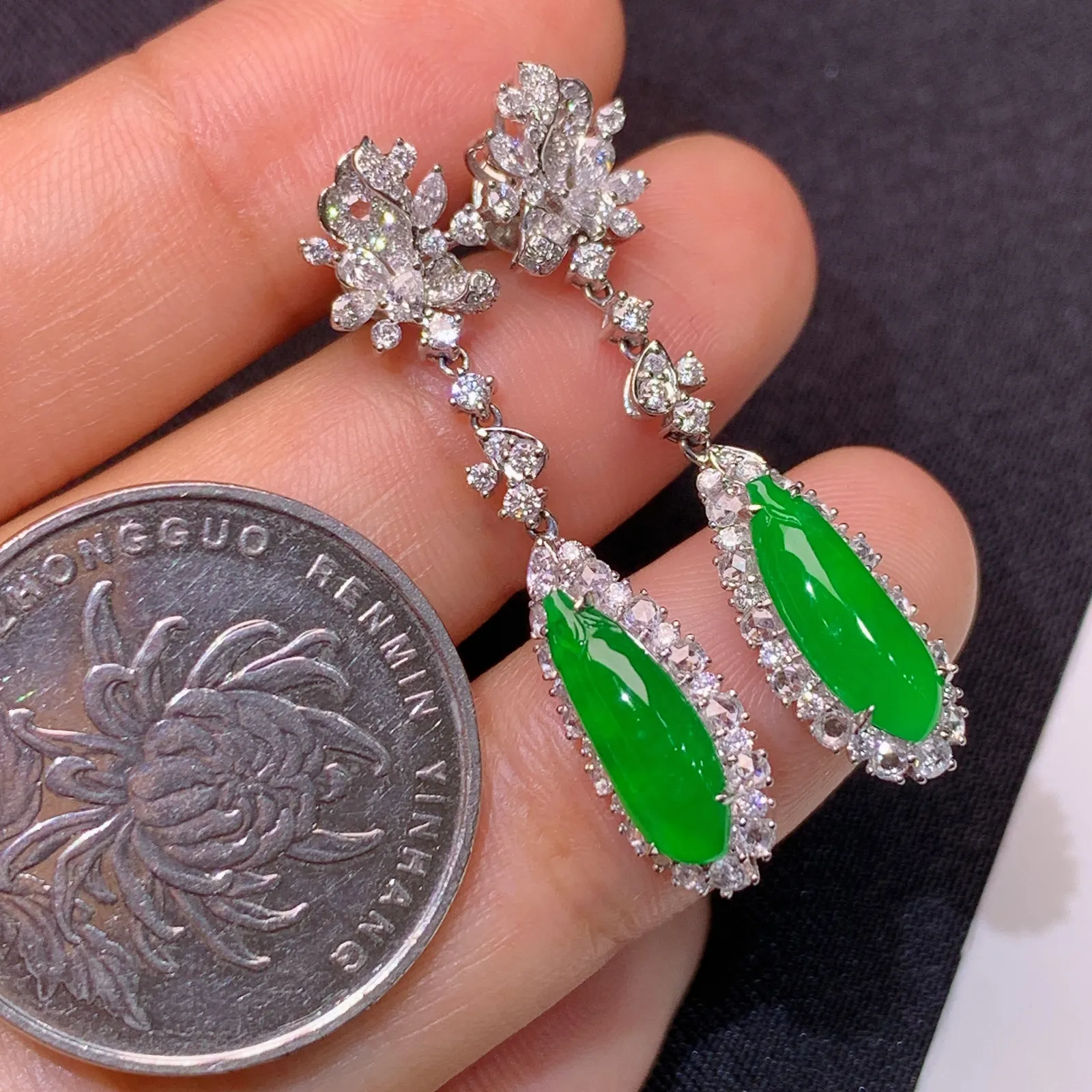 冰种阳绿福瓜耳坠，18k金镶嵌，简约时尚，冰润色阳，种水足 尺寸12.5*4.3*2.1