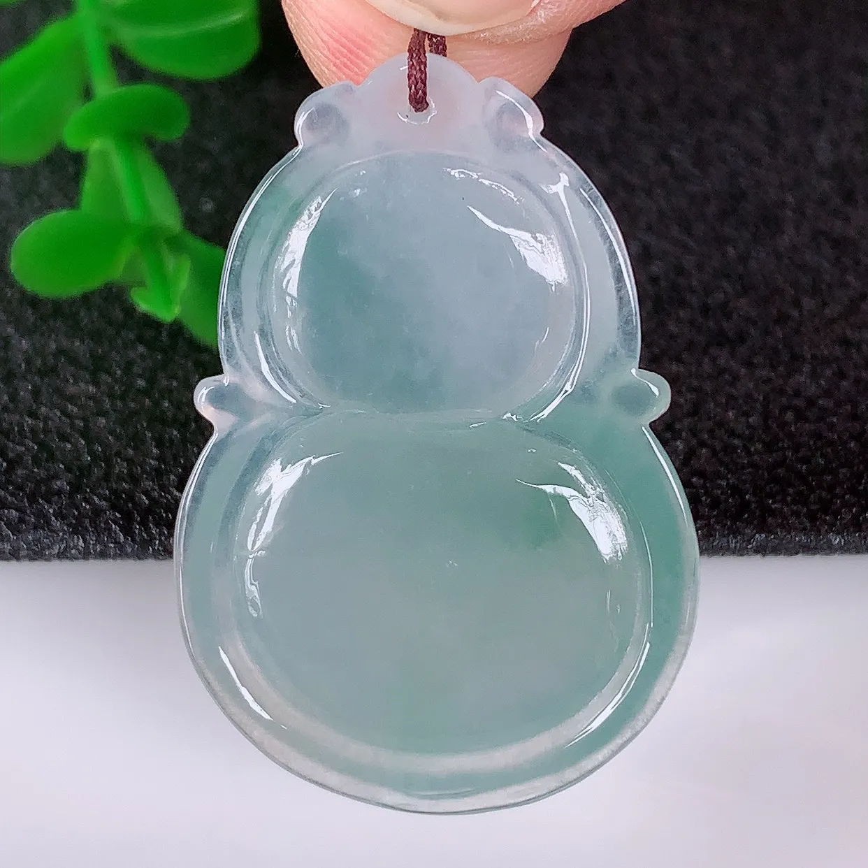 自然光实拍，冰润冰种飘花翡翠葫芦吊坠，葫芦寓意福禄双全，财源滚滚，饱满，清新脱俗，佩戴效果优雅迷人！#57.6