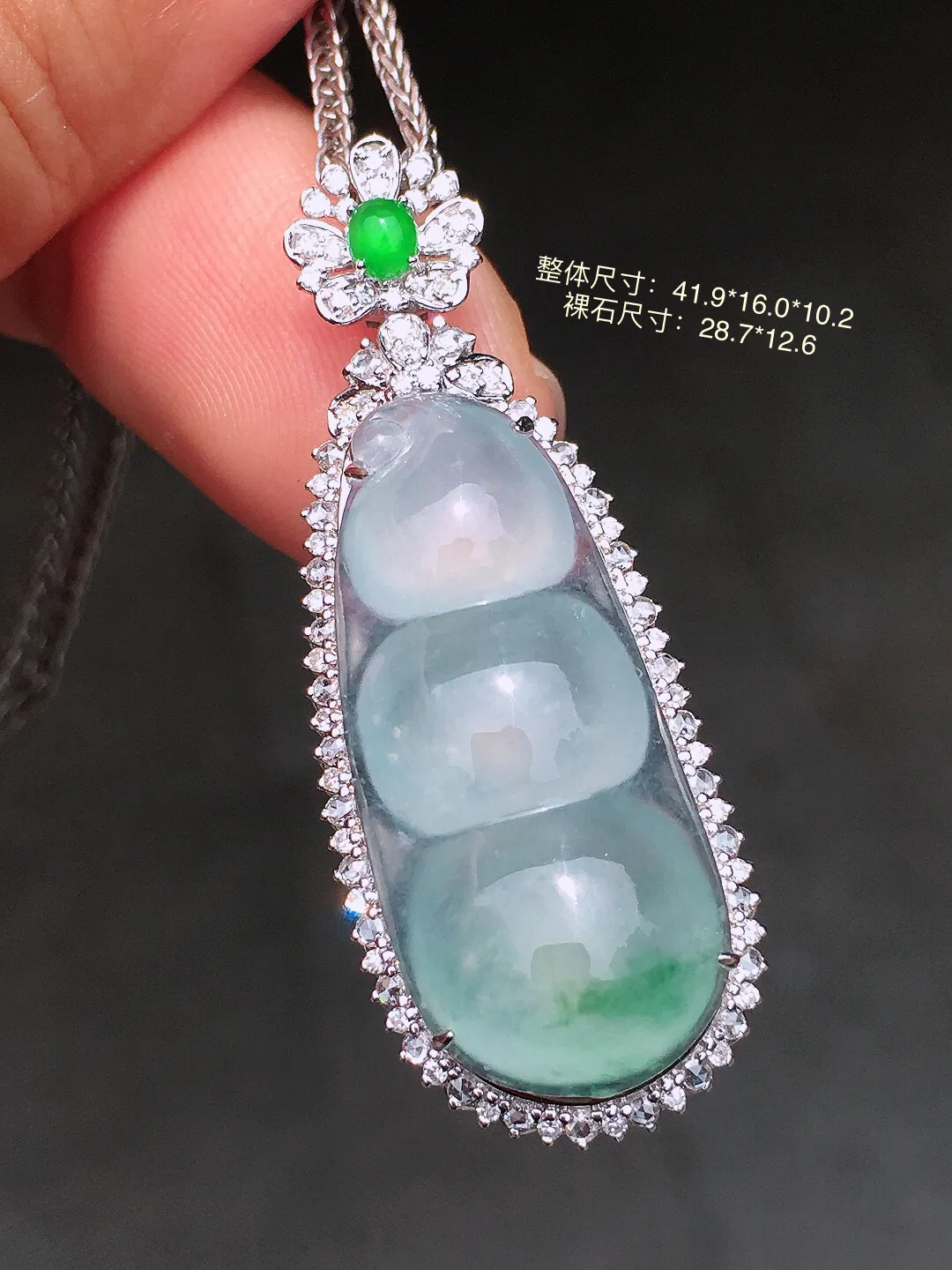 冰飘花福豆吊坠，色泽艳丽，玉质细腻，荧光感超
强，饱满水润，气质满满。18k
金豪华镶嵌
