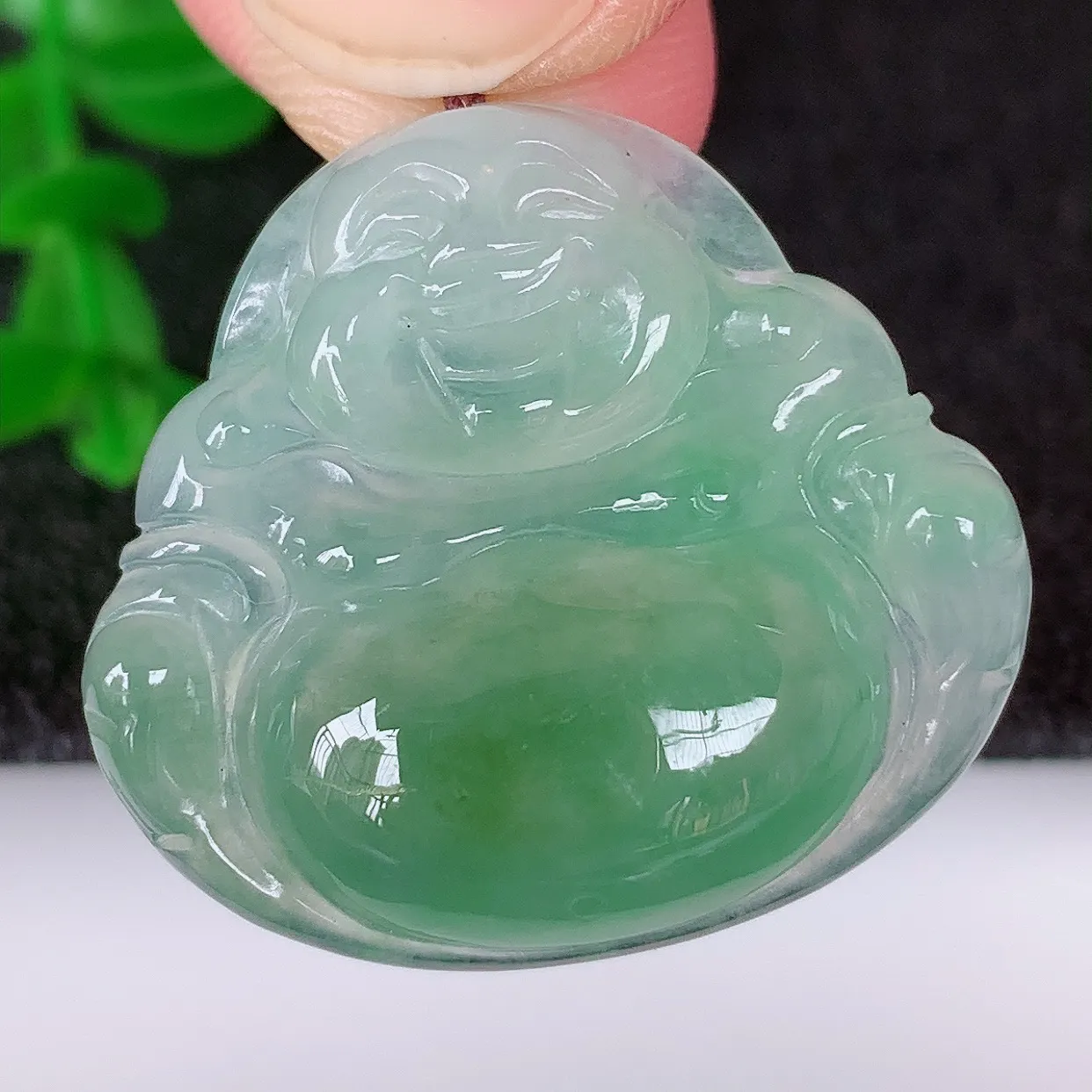 自然光实拍，冰润冰种飘绿翡翠佛公吊坠，饱满， 佛公亦保平安，寓意有福（佛公）相伴，配戴优雅迷人！#57.6