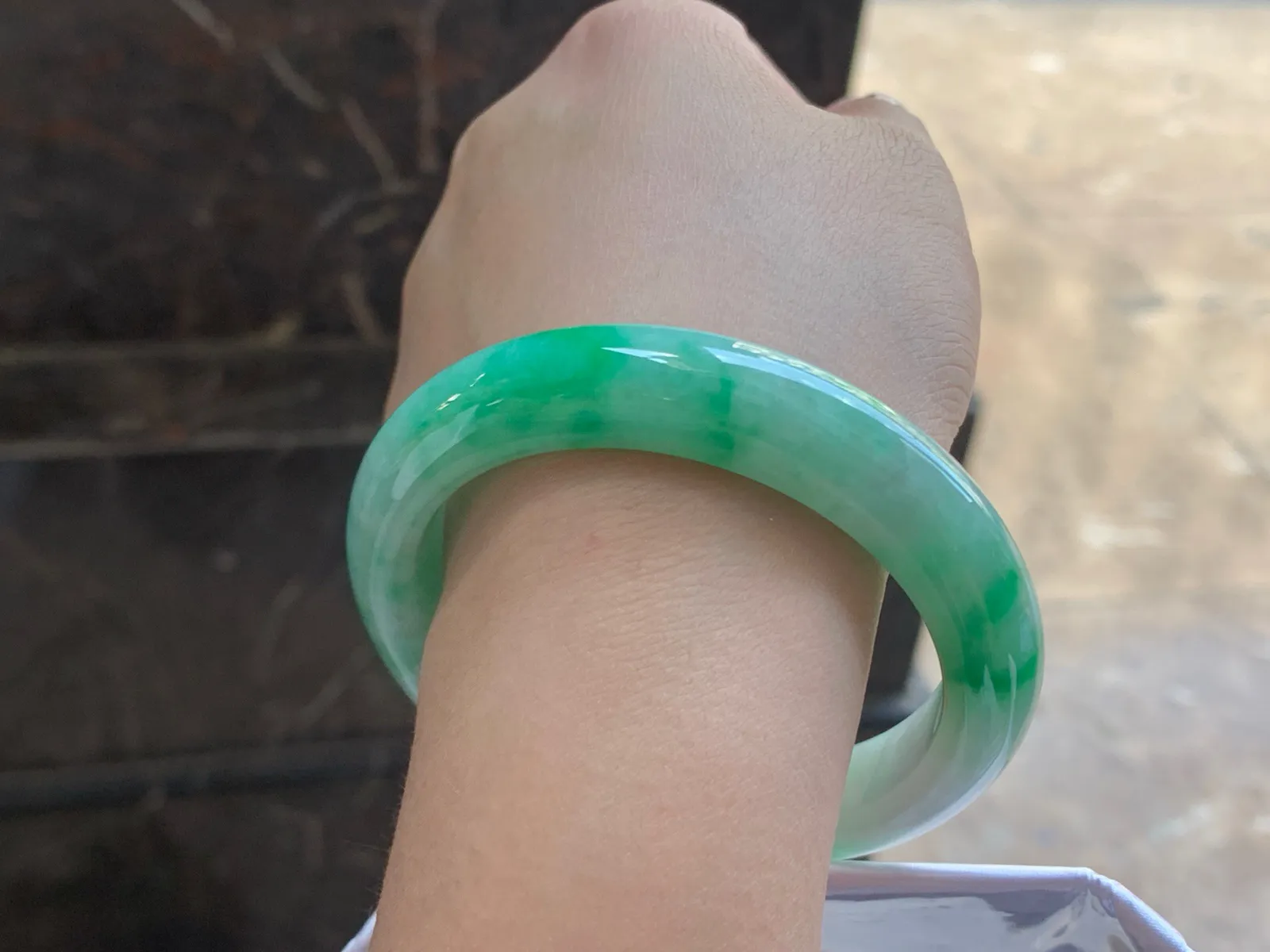 56.5-12.7-9.2

阳绿色手镯^_^色阳 玉质温润 清新细腻