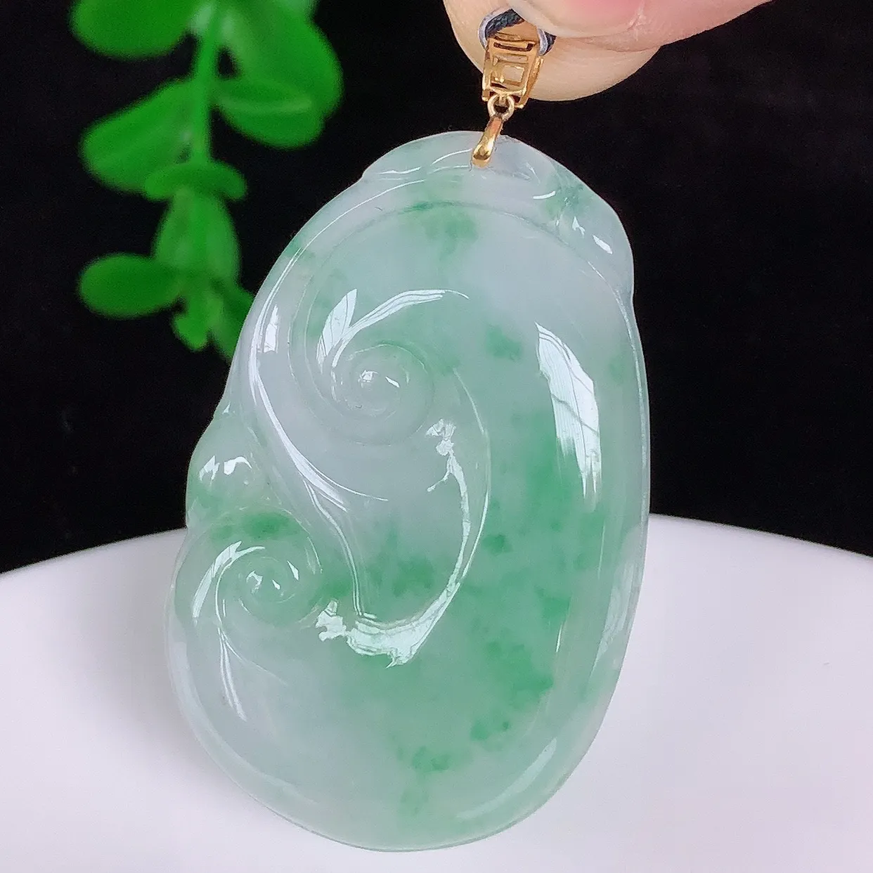 自然光实拍，18k金镶嵌冰润冰糯种飘绿花翡翠如意吊坠，寓意顺心如意，事事如意，吉祥如意，细腻饱满，色泽鲜艳，称心如意佩戴优雅时尚！#49.6整体45*裸石38.5*25*5