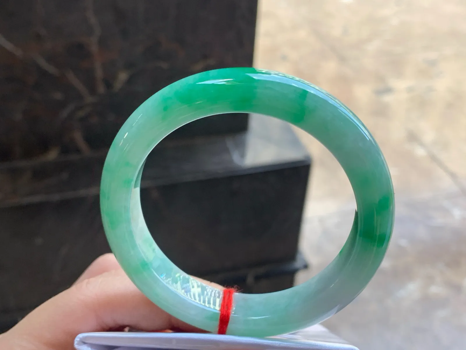 56.5-12.7-9.2

阳绿色手镯^_^色阳 玉质温润 清新细腻