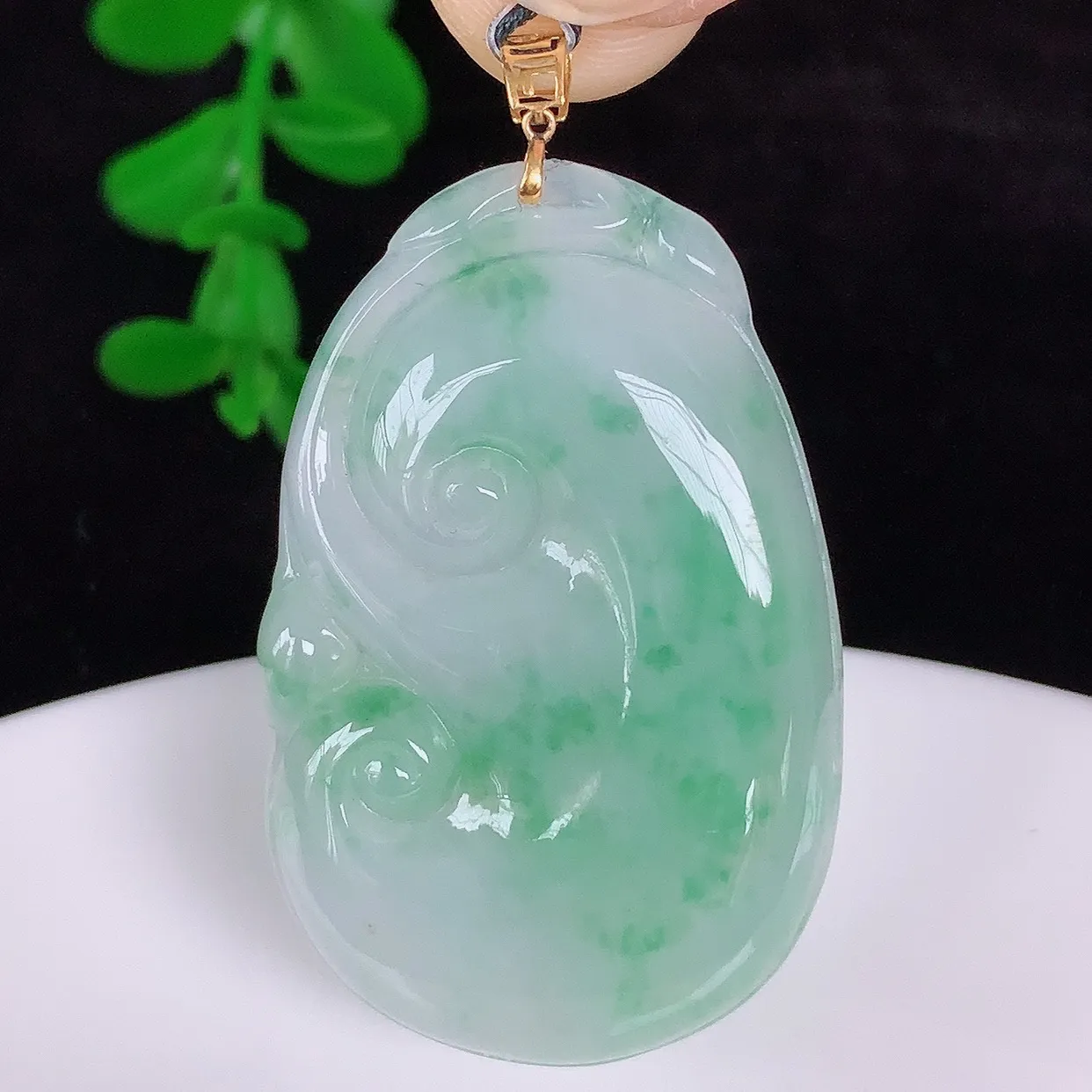 自然光实拍，18k金镶嵌冰润冰糯种飘绿花翡翠如意吊坠，寓意顺心如意，事事如意，吉祥如意，细腻饱满，色泽鲜艳，称心如意佩戴优雅时尚！#49.6整体45*裸石38.5*25*5