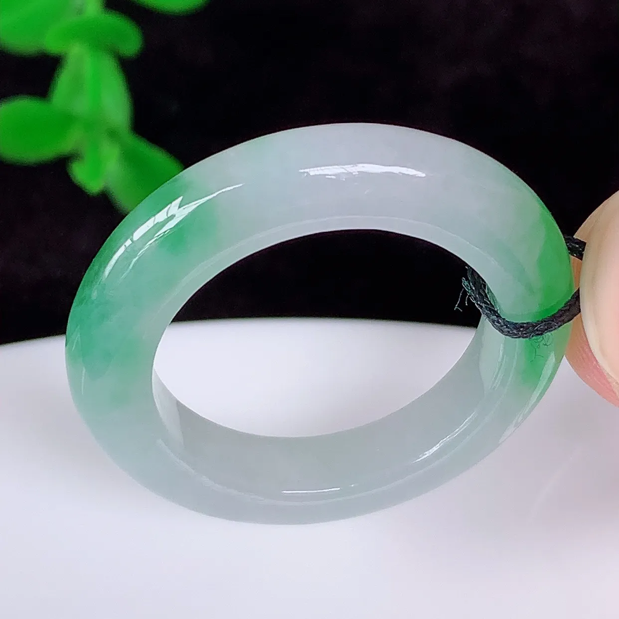 自然光实拍，冰润飘阳绿18.6mm内径翡翠指环，玉戒指，玉质莹润，好精美好冰润的指环，19圈口，上手纤巧！#72.6