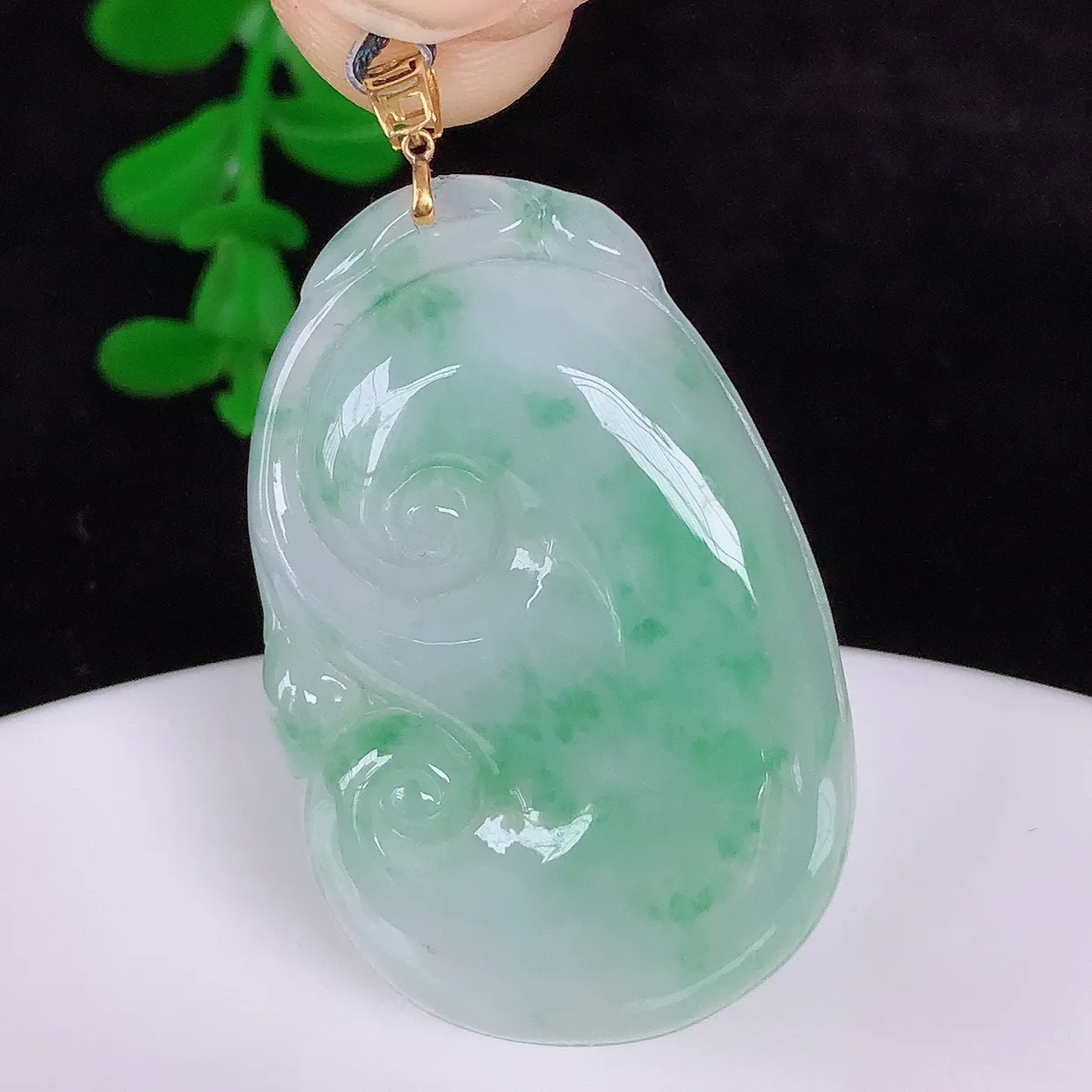 自然光实拍，18k金镶嵌冰润冰糯种飘绿花翡翠如意吊坠，寓意顺心如意，事事如意，吉祥如意，细腻饱满，色泽鲜艳，称心如意佩戴优雅时尚！#49.6整体45*裸石38.5*25*5