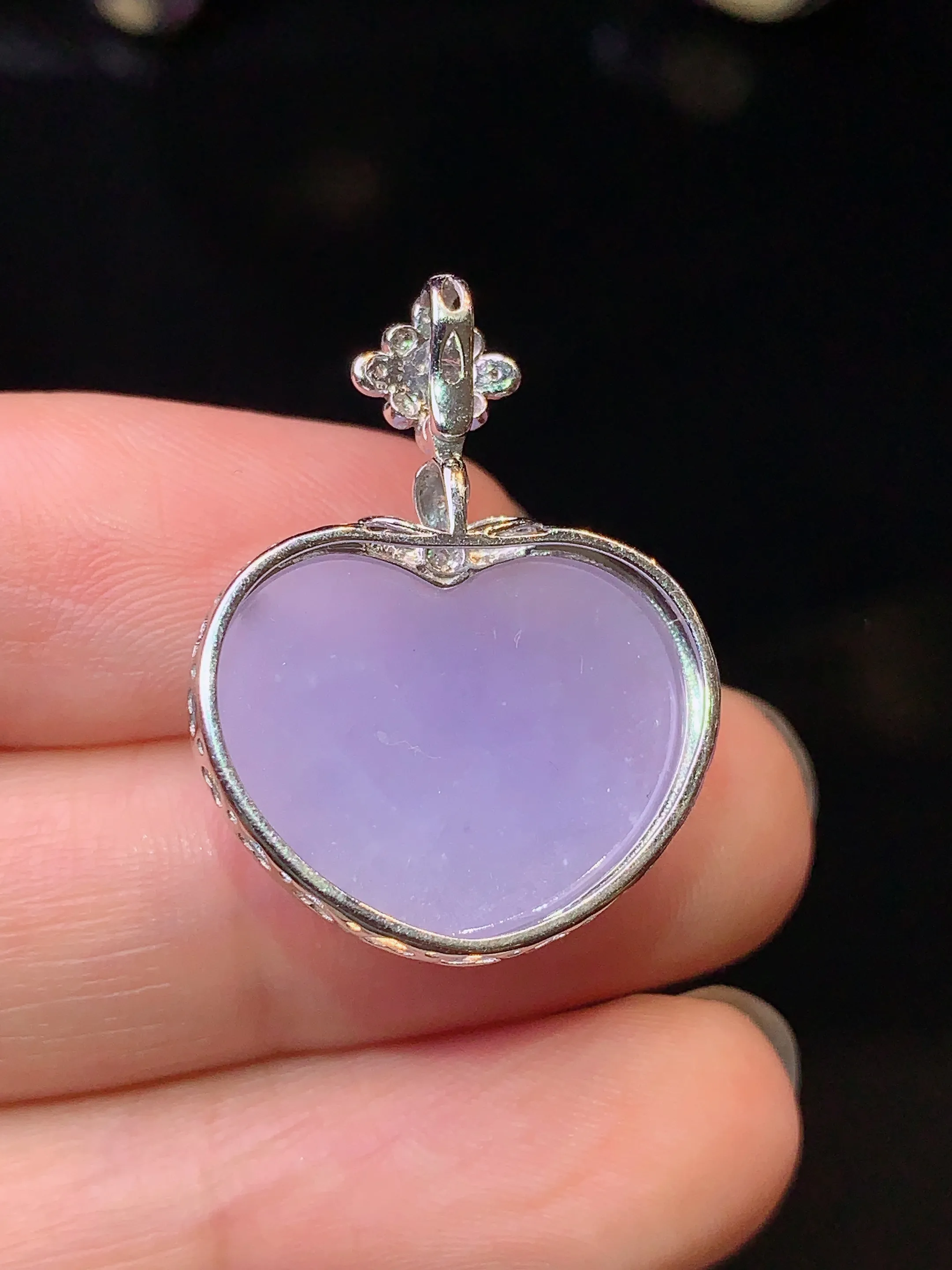 18k金钻镶嵌紫罗兰心形吊坠 玉质细腻 色泽清新艳丽 整体尺寸26.5*20.2*7.3