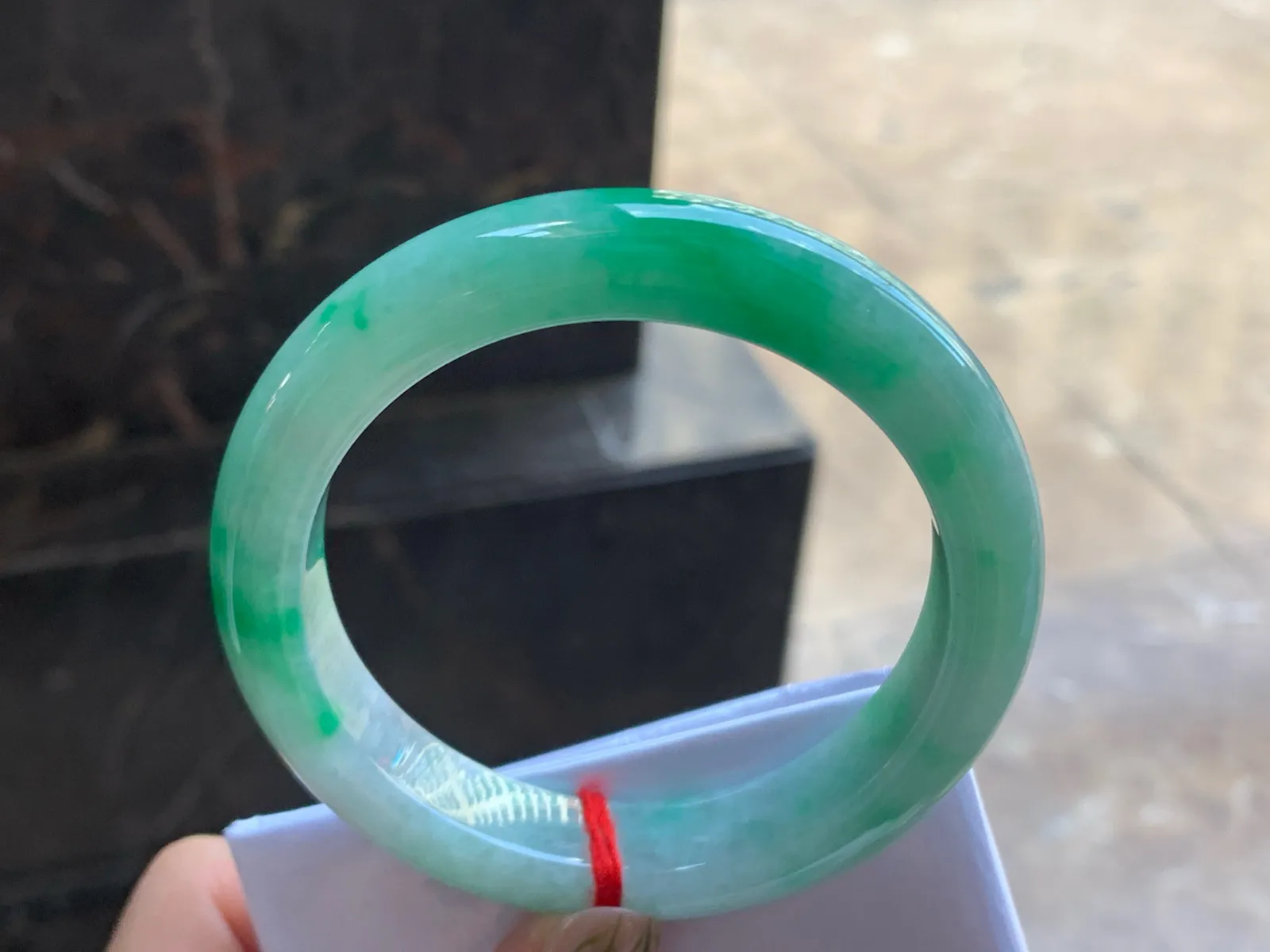 56.5-12.7-9.2

阳绿色手镯^_^色阳 玉质温润 清新细腻