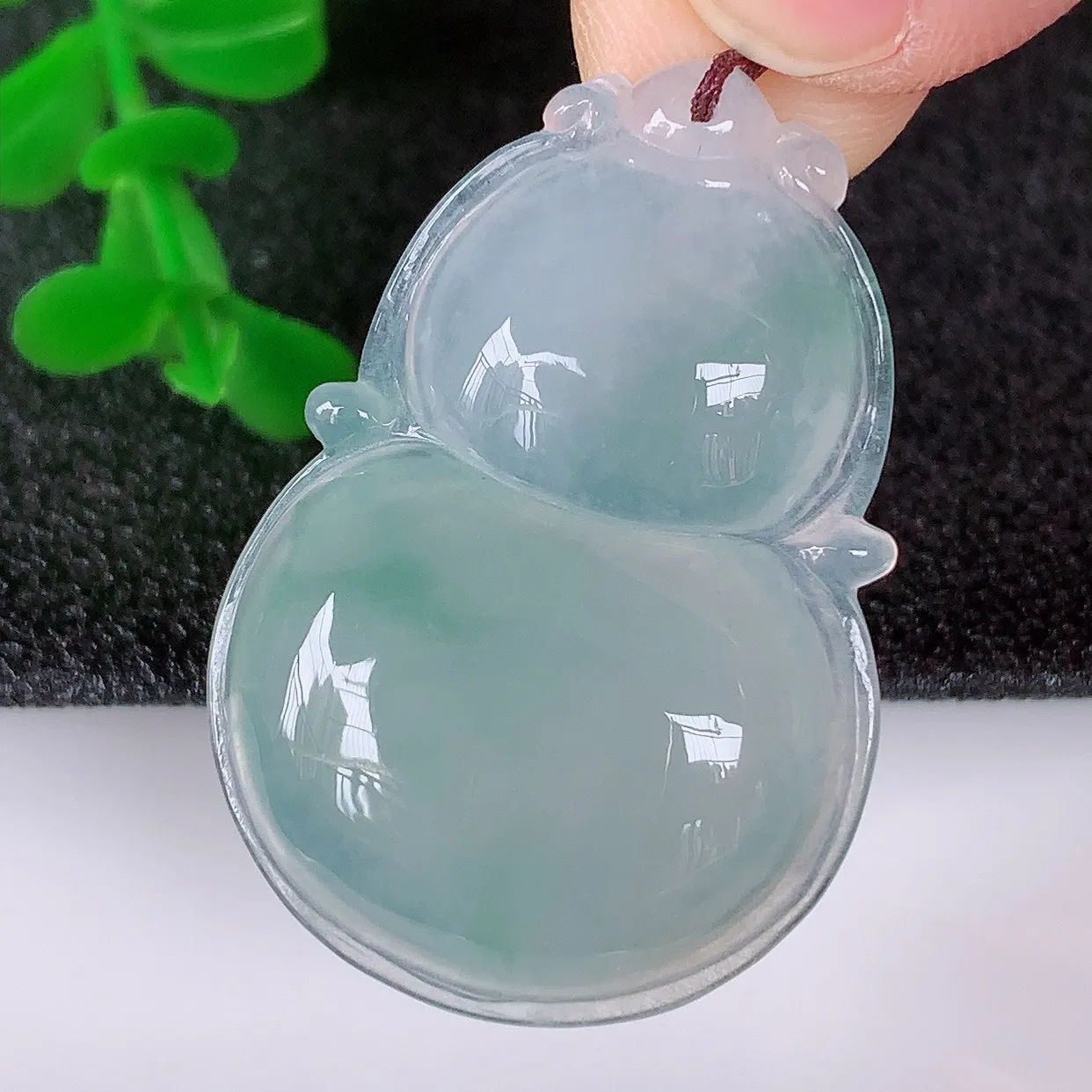 自然光实拍，冰润冰种飘花翡翠葫芦吊坠，葫芦寓意福禄双全，财源滚滚，饱满，清新脱俗，佩戴效果优雅迷人！#57.6