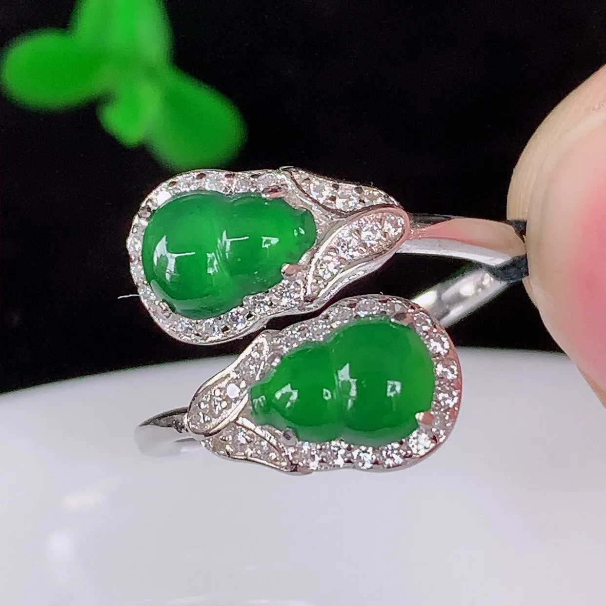 自然光实拍，冰透满绿翡翠925银镶嵌葫芦戒指，自然光实拍，翠色灵动，颜色漂亮，种老水足，品相佳，佩戴佳品！#97.6（圈口可调大小）13圈口*整体23*5*裸石6.8*4.6