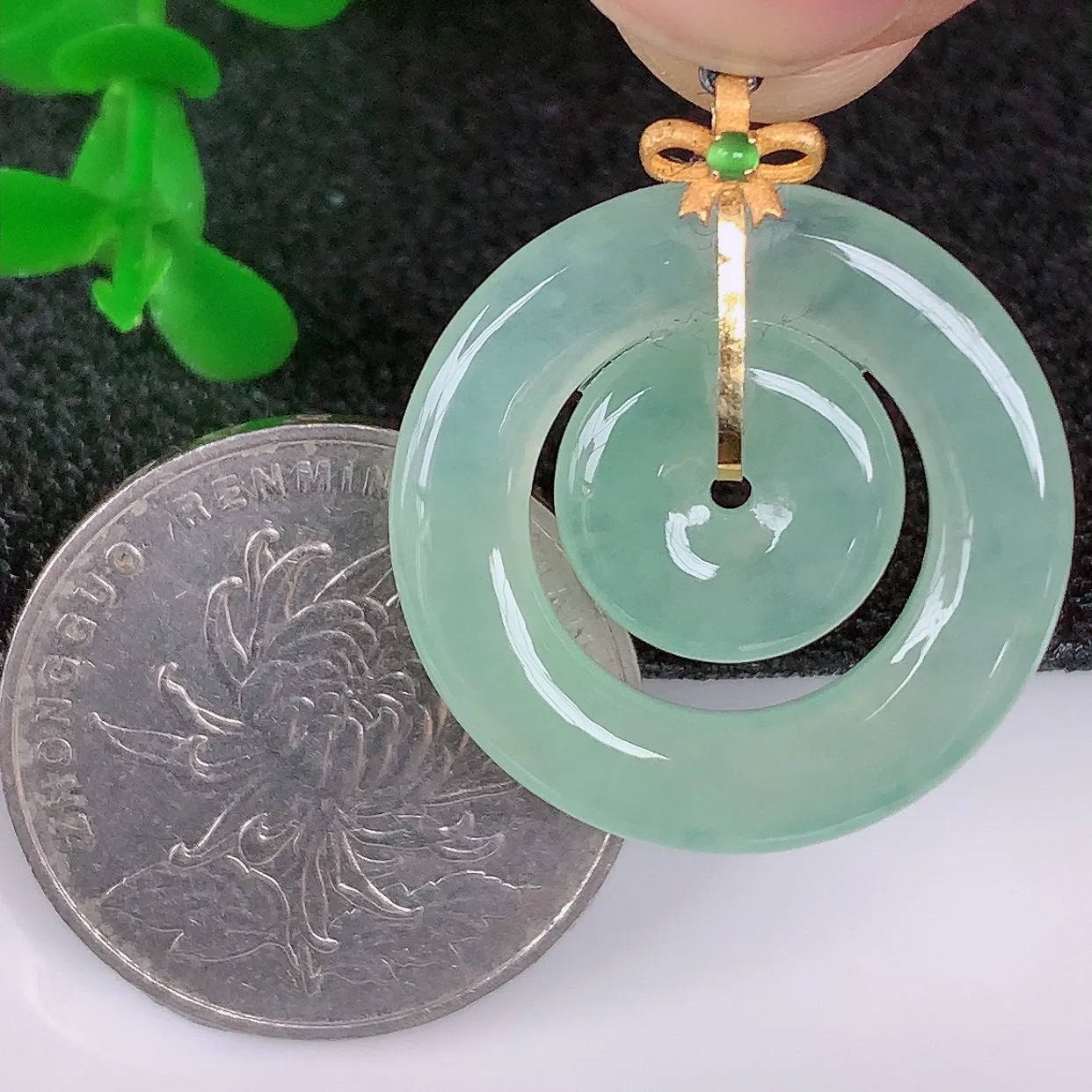 自然光实拍，18K金镶嵌冰润冰种翡翠平安母子扣吊坠，冰润光泽，寓意平平安安，佩戴上身效果时尚漂亮！#49.6整体27.6*24*4.8裸石24*24