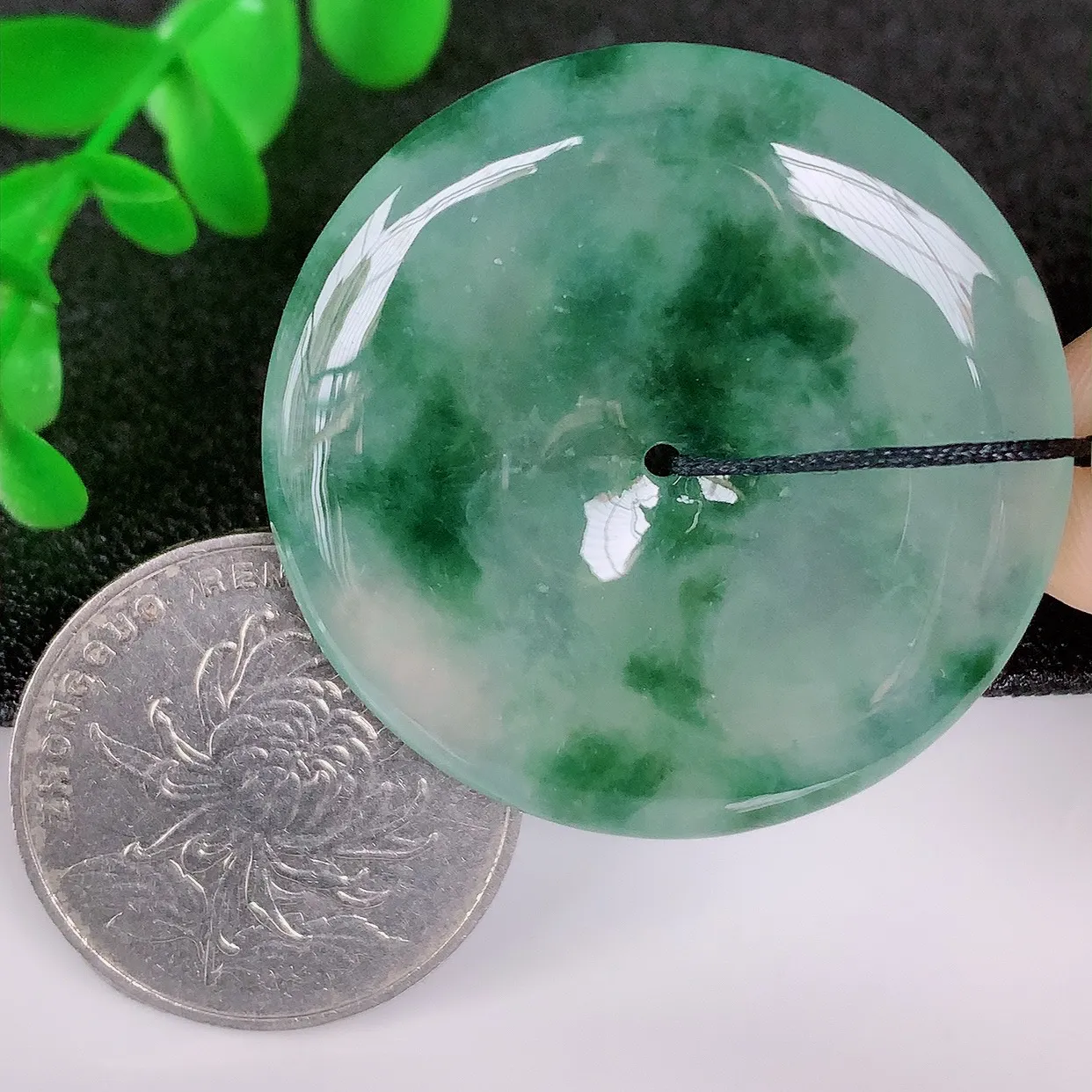 自然光实拍，冰种飘花翡翠平安扣吊坠，翡翠平安扣，冰透，灵动飘逸，寓意平平安安，平安扣佩戴端庄漂亮！#68.6