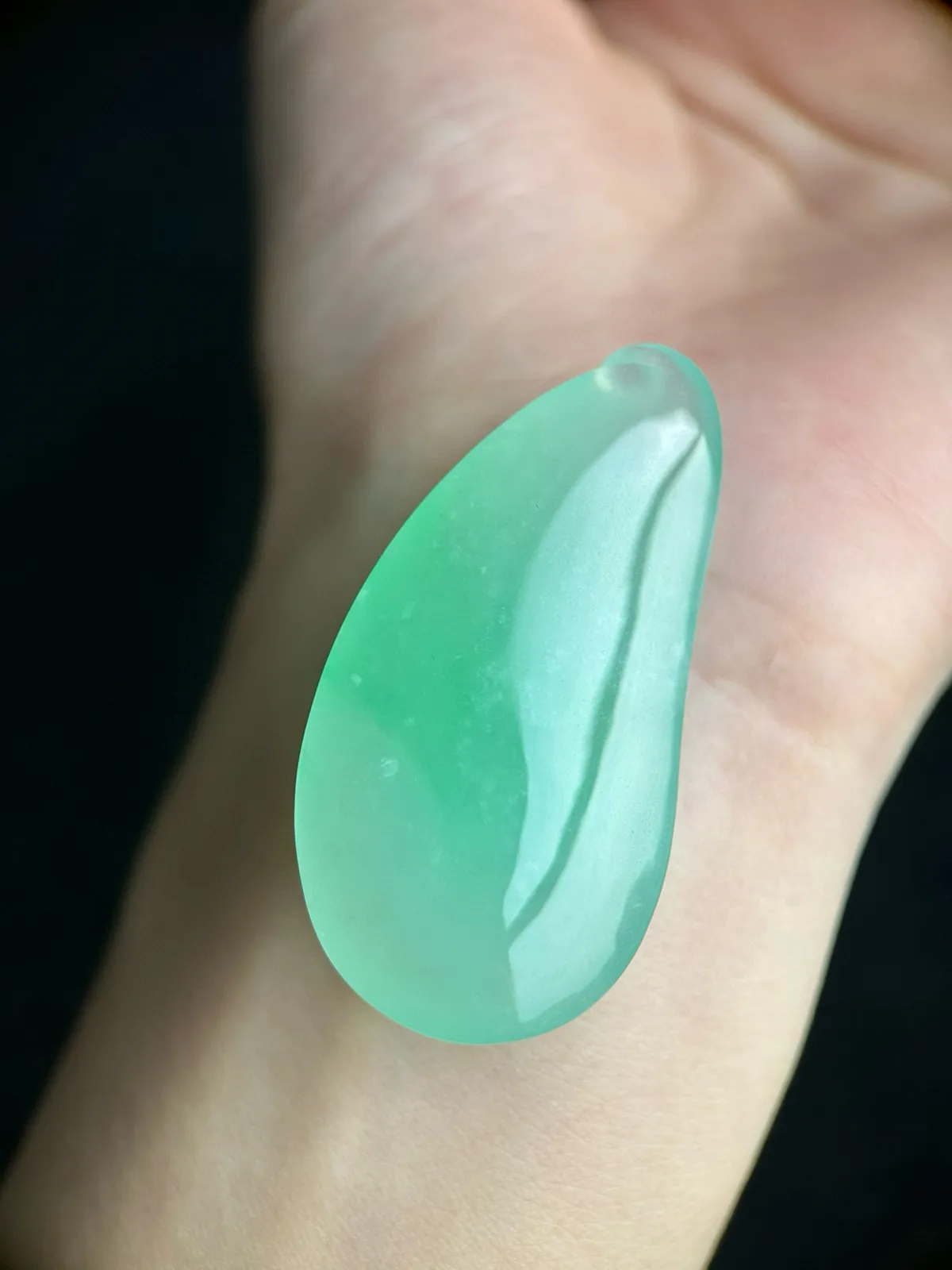 翡翠冰糯种浅绿色福瓜