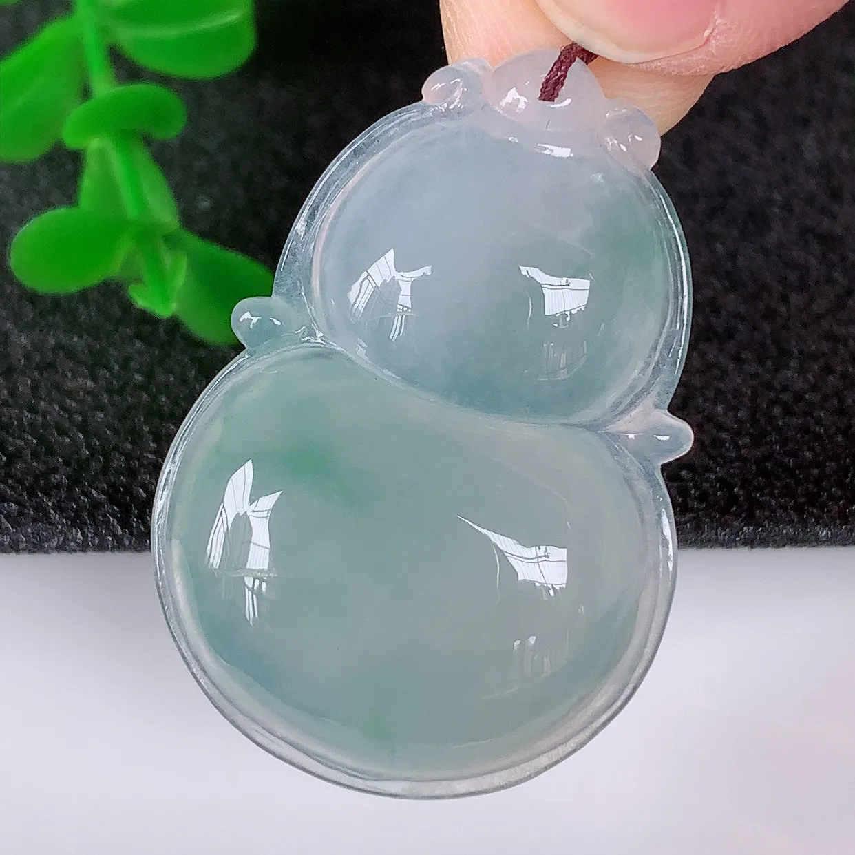 自然光实拍，冰润冰种飘花翡翠葫芦吊坠，葫芦寓意福禄双全，财源滚滚，饱满，清新脱俗，佩戴效果优雅迷人！
