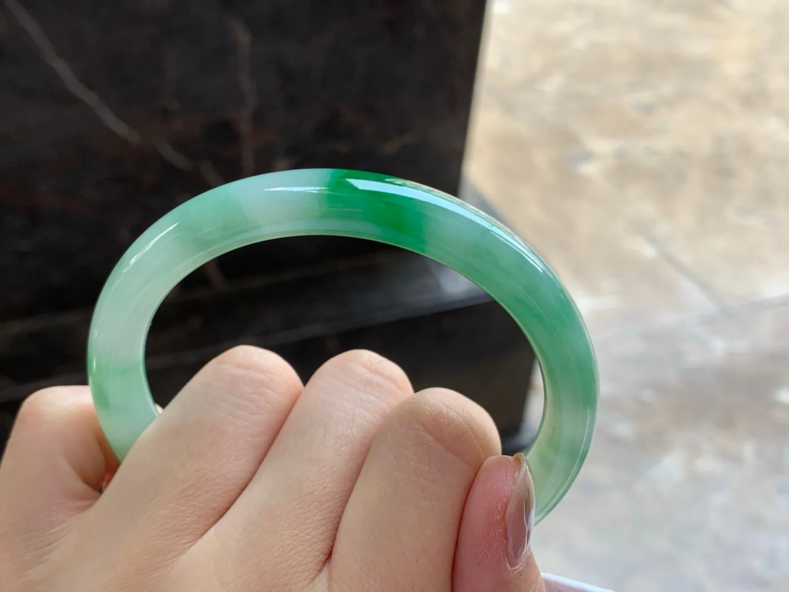 62.5-10.3-8.2

带色大圈口手镯^_^玉质温润 色阳