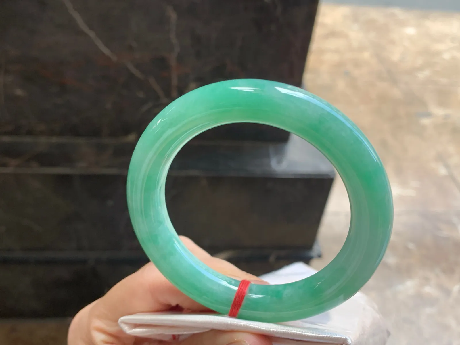 59-11.7

浓绿色圆条手镯^_^颜色鲜艳 玉质温润