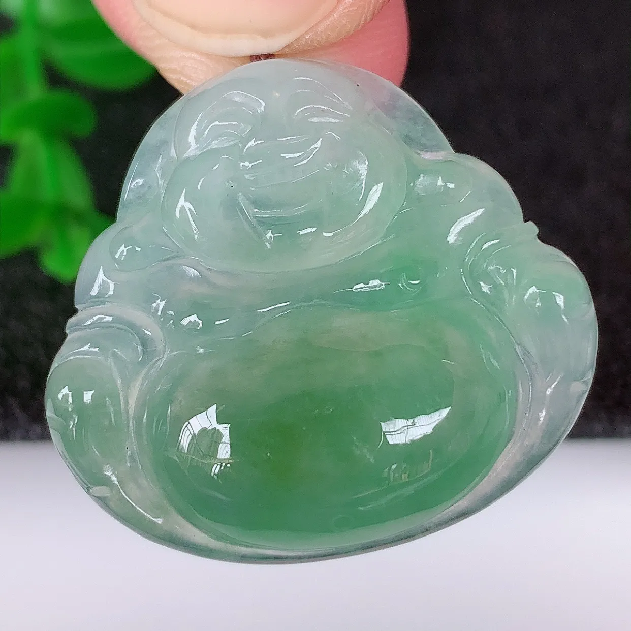 自然光实拍，冰润冰种飘绿翡翠佛公吊坠，饱满， 佛公亦保平安，寓意有福（佛公）相伴，配戴优雅迷人！#57.6